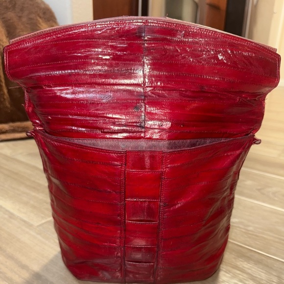 Elevate your style with this captivating Vintage Red Eel Skin Bag! - Picture 11 of 12